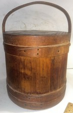 Cubo grande de madera primitiva de abeto de azúcar con tapa acabado antiguo antiguo