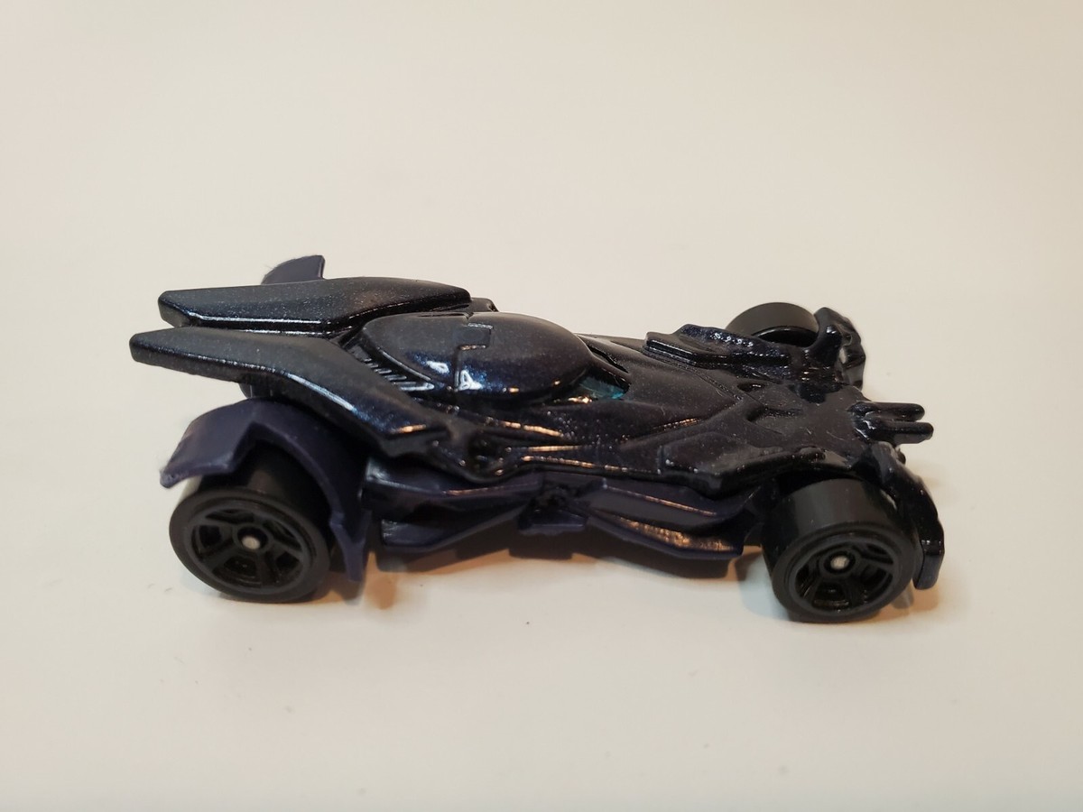 2015 Hot Wheels Batmobile TM & DC Comics Mattel DHP34 (s15) FREE