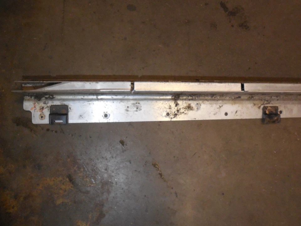 Board Bracket Sill Sidebar RIGHT 1646900610 06-11 Mercedes Benz W164 ML350 ML500 - Image 2 of 4