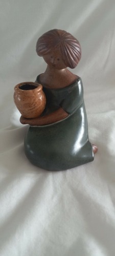 Clay pottery women with a bowl & jug unsigned unbranded unique lovely figure - Picture 6 of 10