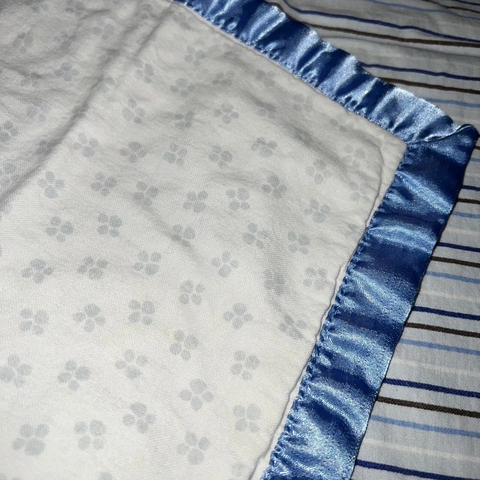 Manta de bebé Carters Child of Mine franela rayas azules estampados de patas ribete satinado Foto 2 de 4