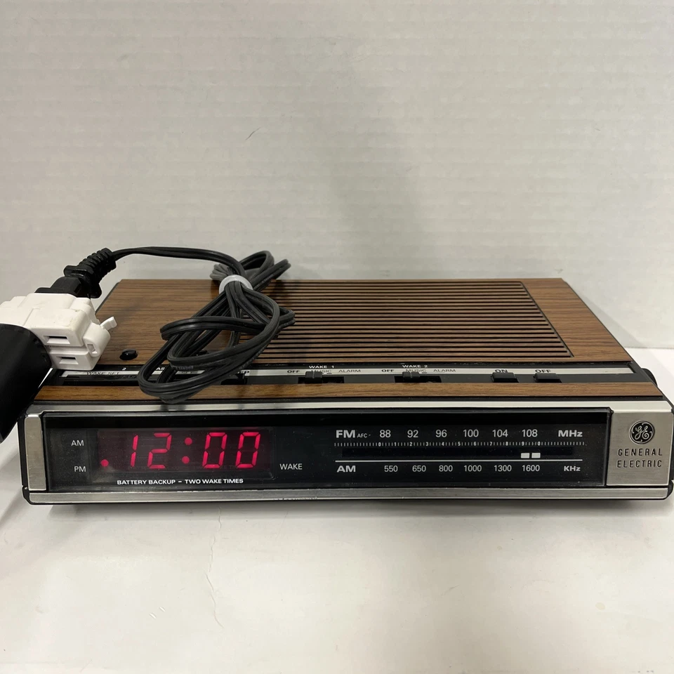 Reloj despertador radio AM/FM vintage GE General Electric 7-4636D madera grano probado Foto 2 de 4
