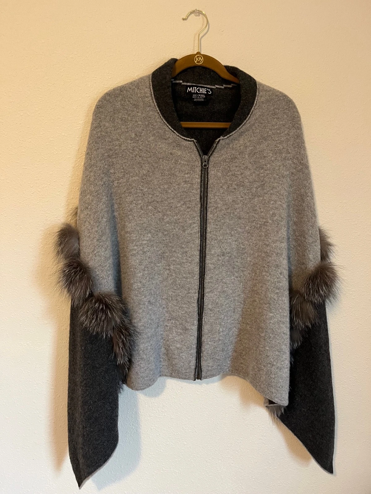 Mitchie's 100% Wool Zip-Up Closure Y2K Poncho Fur Detail One Size Gray/Black
Opens in a new window o