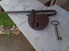 ANTICO, GRANDE CATENACCIO IN FERRO BATTUTO , CON CHIAVE ANTICA ADATTATA.