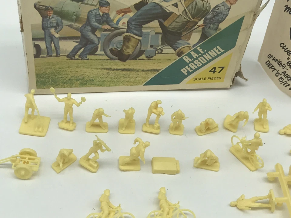 Vintage Airfix H0/00 Scale Model Kit : R.A.F. Personnel 1974 # 01747-5 - Image 3 of 4