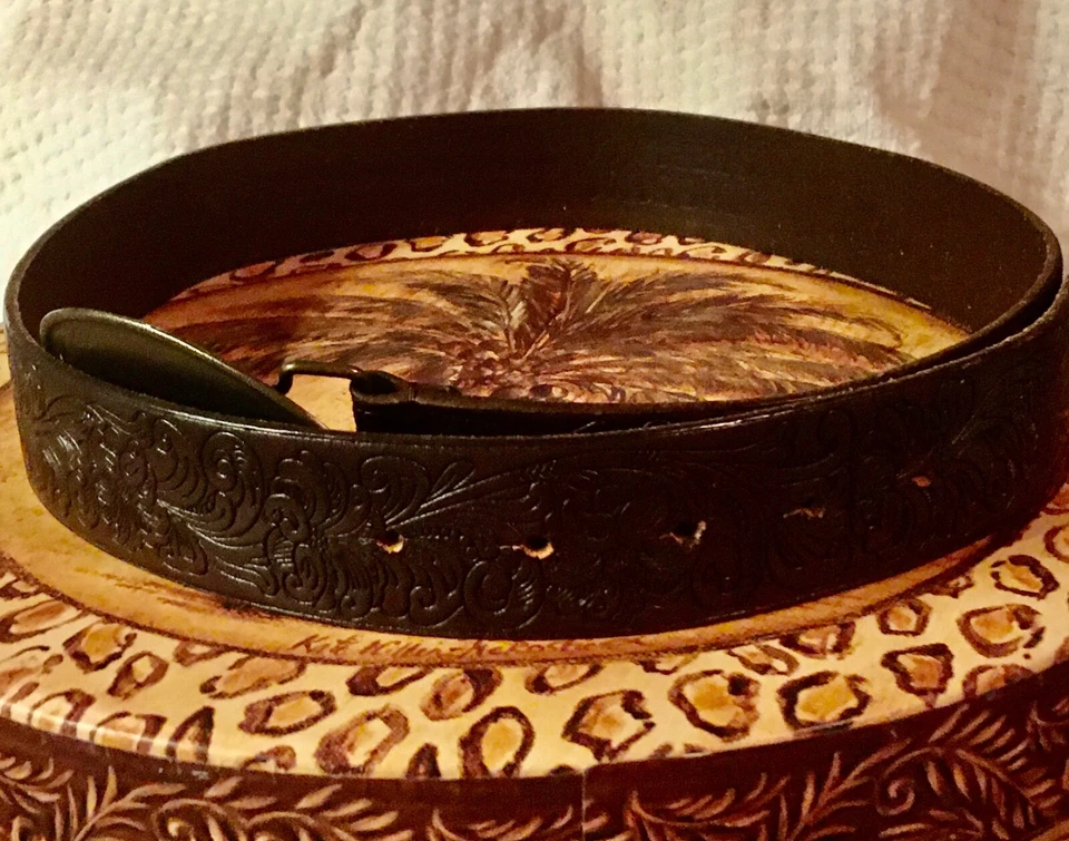 Mossimo Supply Co. Cinturón de Cuero Tooled Talla M Latón Ovalado Grabado Floral Hebilla Foto 4 de 4