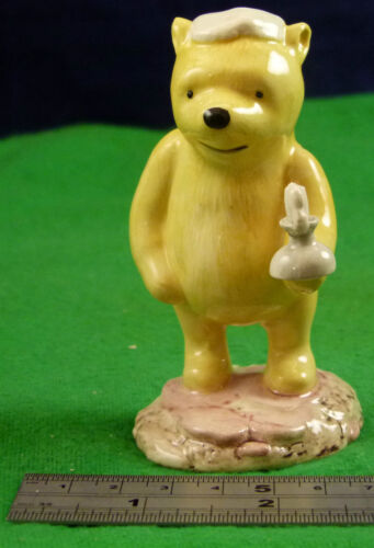 ROYAL DOULTON WINNIE THE POOH COLLECTION POOH LIGHTS THE CANDLE WP11 sw166 - Afbeelding 1 van 6