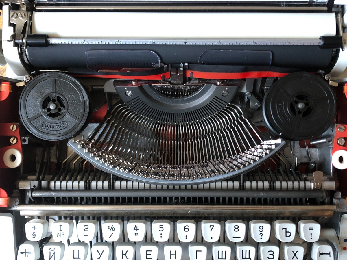 UNIS TBM De Luxe Typewriter – Red – Cyrillic Keyboard – Excellent