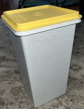 Vintage TUPPERWARE Saltine Saver/Cracker Keep...