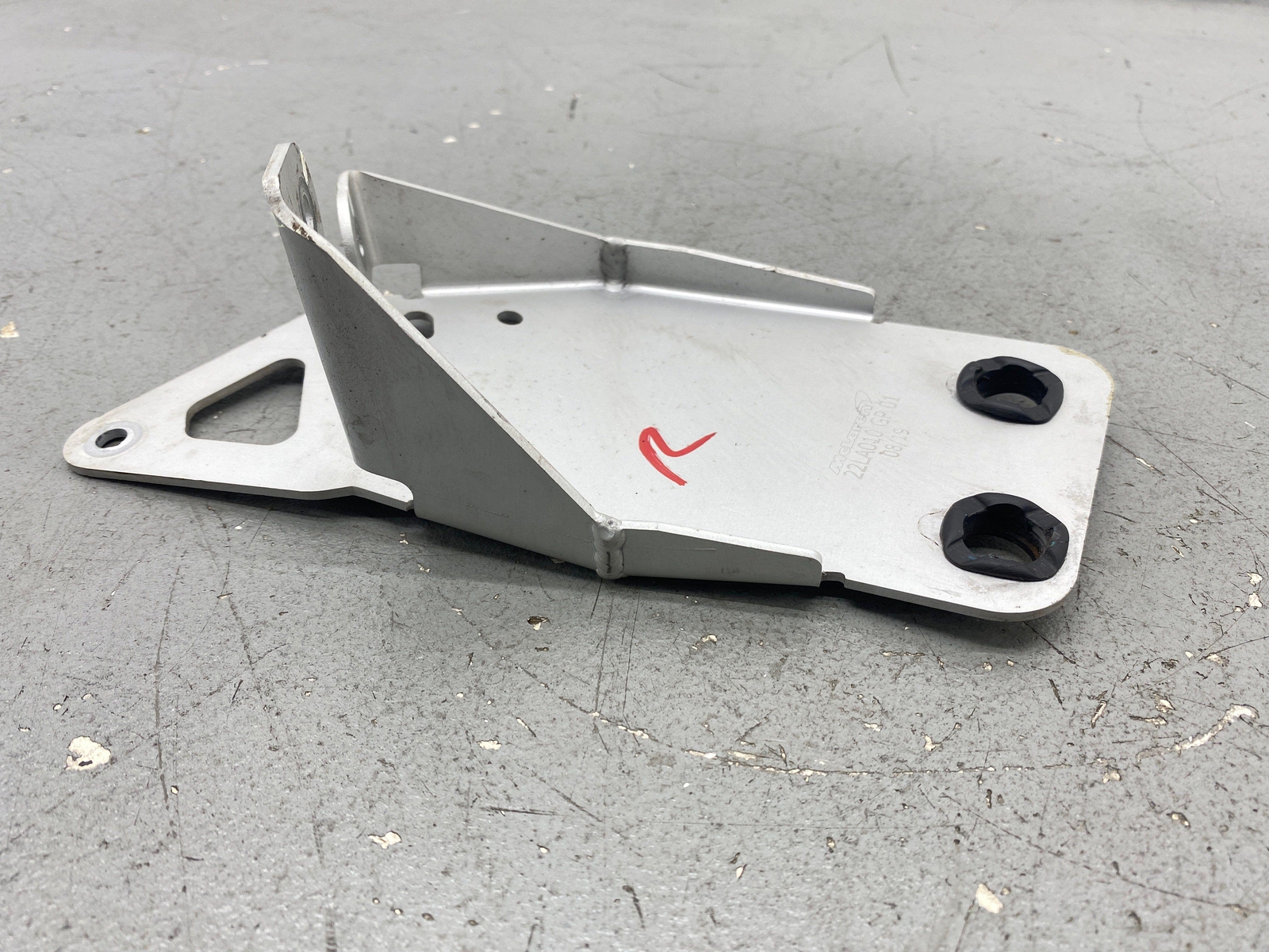 2020-2023 MCLAREN GT RIGHT SIDE MISC SUPPORT BRACKET 22LA010GP OEM 2021 2022