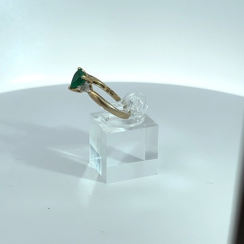 10 Karat Yellow Gold ring with 1 Carat Created Emerald - Picture 6 of 8