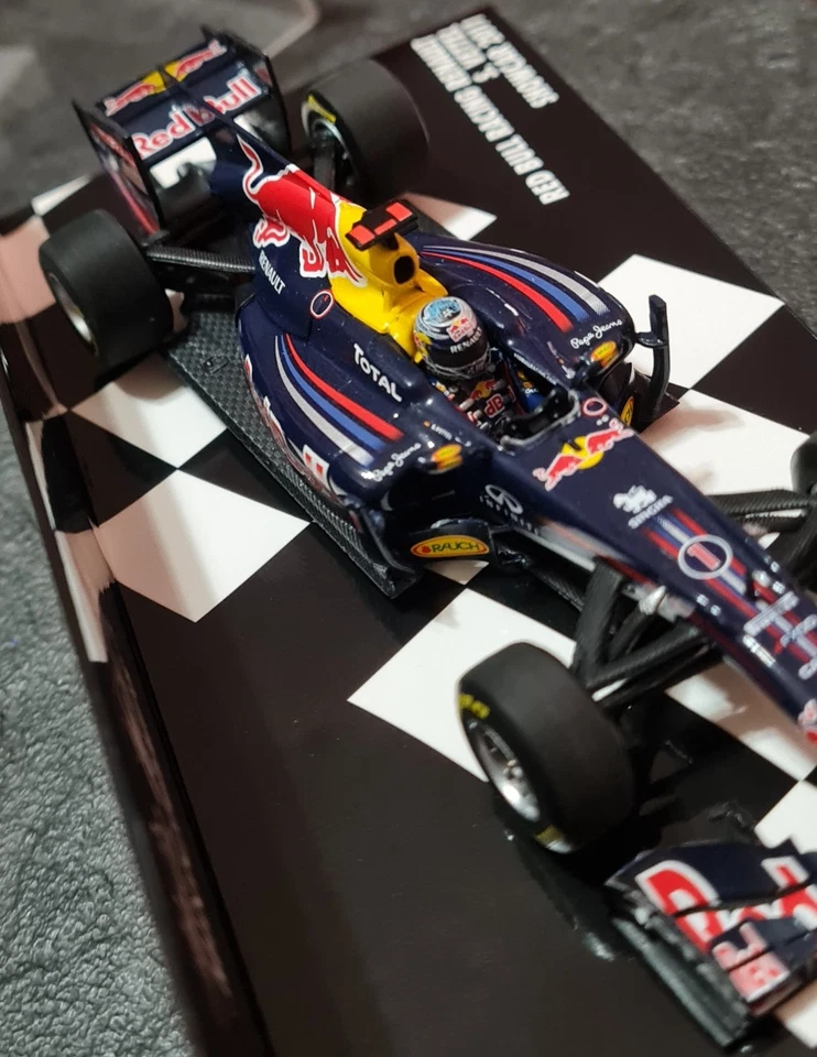 Modellino F1 1:43 Red Bull RB7 Vettel 2011 - Minichamps - Immagine 3 di 4