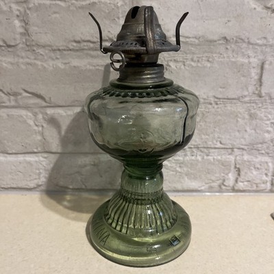 VINTAGE KLEINE ÖL PETROLEUMLAMPE GRÜNES GLAS Herstellermarke 20 cm braucht Docht 