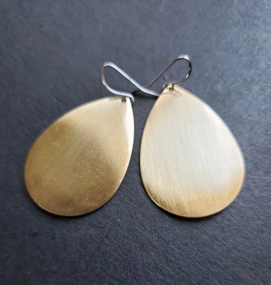 Hermosos pendientes de oro cepillado con forma de pera gota lágrima Sheila Fajl Foto 2 de 4