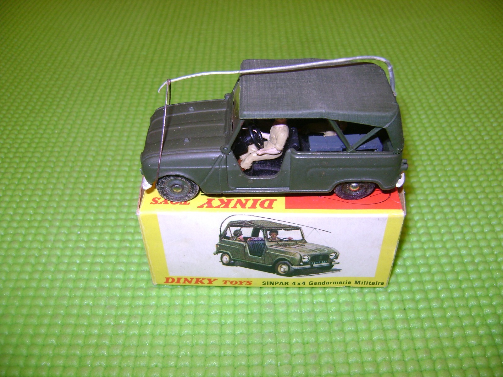 Dinky Toys Renault 4L Gendarmerie Sinpar Militaire Avec Antenne (grise)