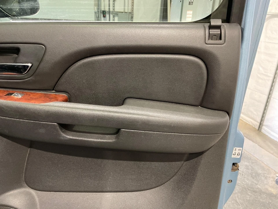 2010 - 2014 GMC Yukon XL1500 Passenger RH Right Black-19I Rear Door Trim Panel - Imagem 3 de 4