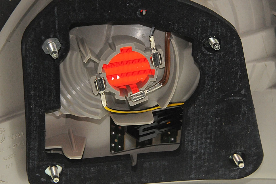 SE ADAPTA A CADILLAC CATERA 2000-2001 LÁMPARA TRASERA 9193426 - NUEVO OEM 9193426 Foto 3 de 3