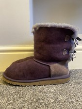 Stivali da donna UGG Bailey Bow II in pelle scamosciata viola taglia UK 5