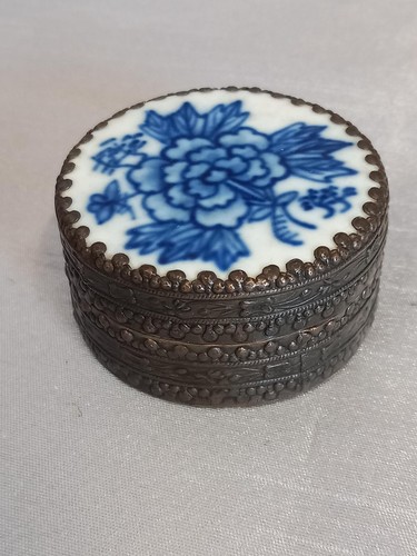 Antique Chinese Republic Era Round White Porcelain Trinket Box - Picture 3 of 8