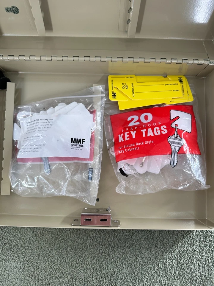 Armario de almacenamiento de montaje en pared con cerradura de combinación de acero. Foto 4 de 4