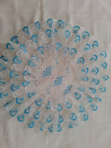 Dreistufiges gerafftes transparentes Organdy weiß blaues Deckchen 16" Durchmesser Vintage - Bild 1 von 4