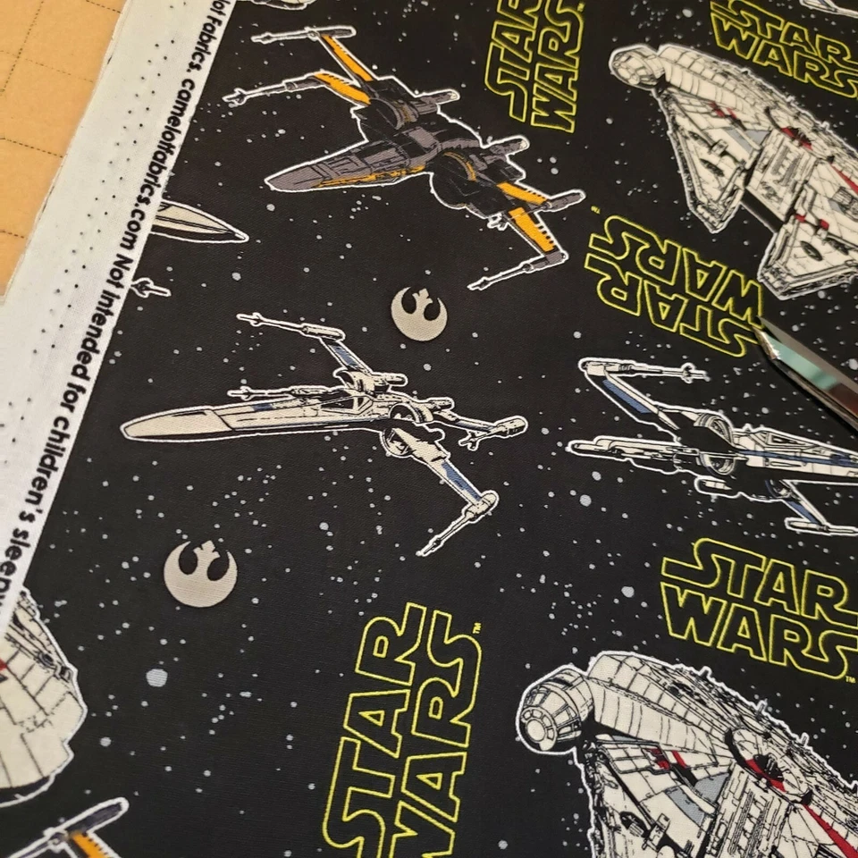 Star Wars Millennium Falcon Tie Fighter Pilot 100% tela de algodón, Fat Quarter Foto 3 de 4