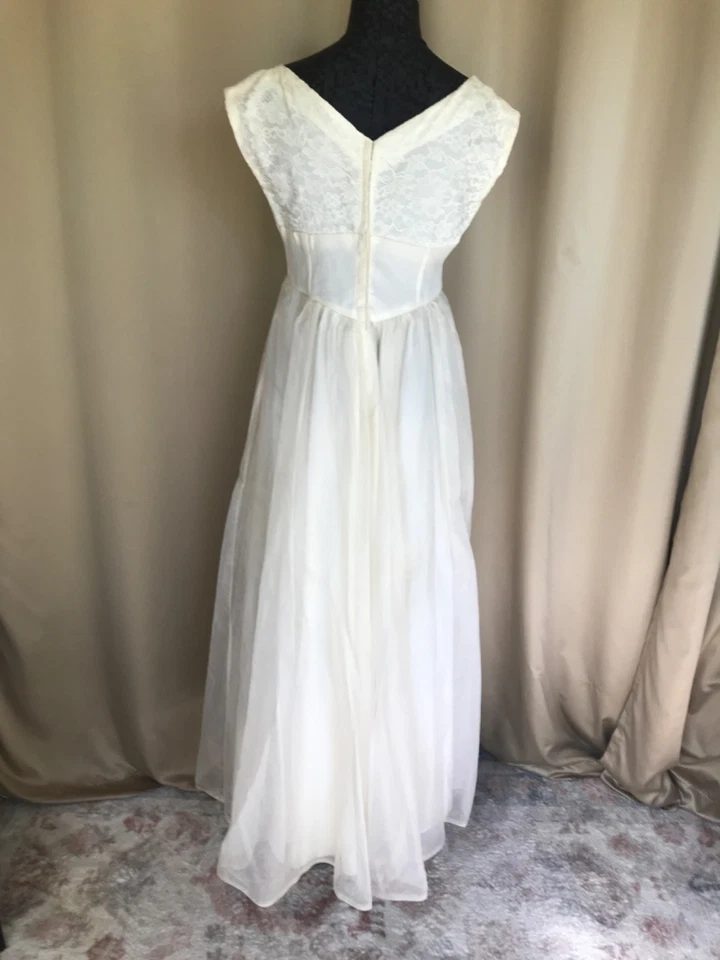 Vestido de baile vintage años 60 marfil hecho de encaje, gasa y doble capa de forro Foto 3 de 4