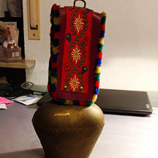 Alpen Kuhglocke Messingglocke mit Kl&ouml;ppel, besticktem Riemen und Quasten 18x9 cm