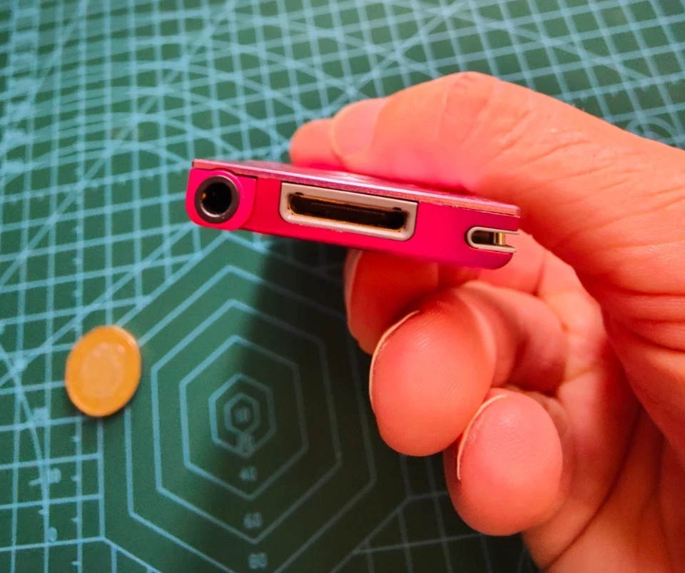 Boxed Sony NW-E062K Digital Music Player + speaker - Image 4 of 4