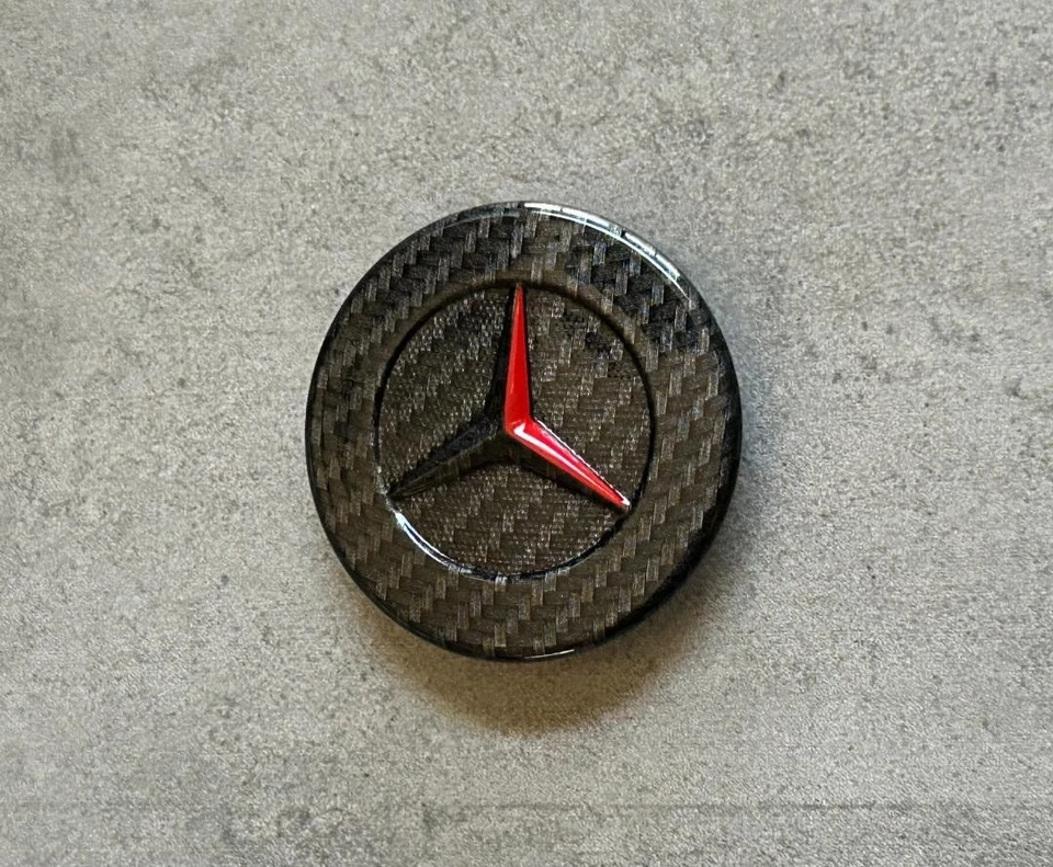 Emblema do capô dianteiro de fibra de carbono vermelho e preto Mercedes-Benz CLA GLA estrela do fabricante - Imagem 4 de 4