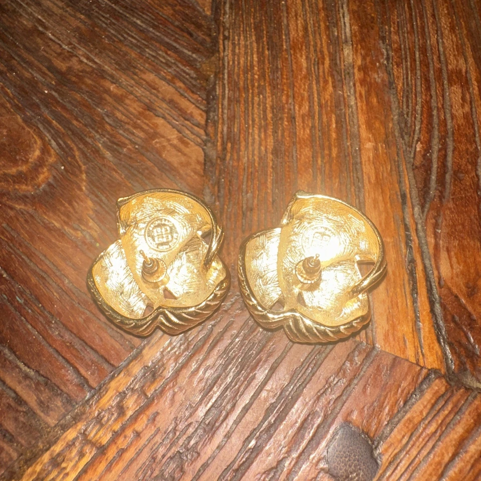 Givenchy Vintage 1980s Large 3D Swirl Glow Round Wing Dome Chunky Clip Earrings - Image 3 of 4