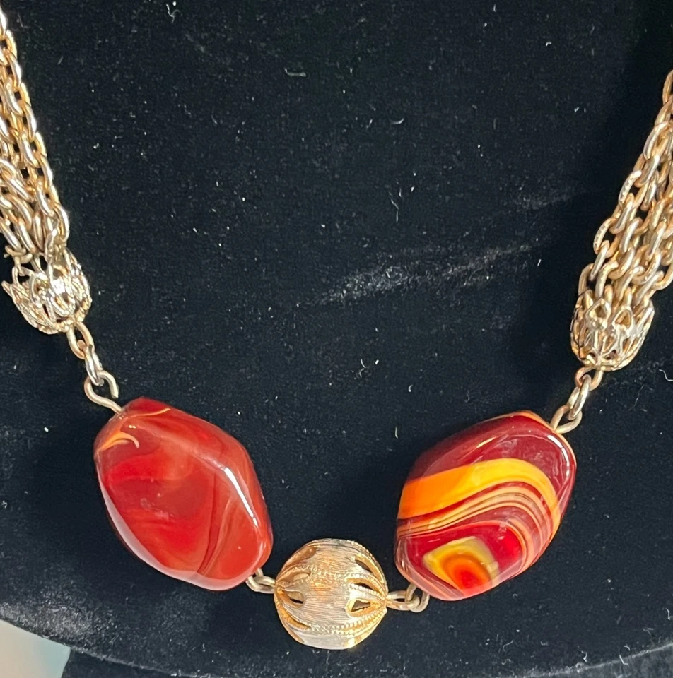 Collar vintage de cadenas en tono dorado con piedras de jaspe mookaí 30" Foto 3 de 4