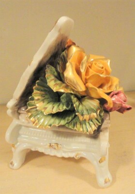 Statuina in porcellana statuetta con fiori Capodimonte piano forte soprammobili 