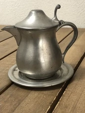 VNT WOODBURY PEWTERERS Pewter Syrup Server 1/2 Pt Pitcher Danforth Plate