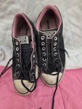 Black Converse Chuck Taylor All Star low-top sneakers w/ pink laces W/ pink Sz 5