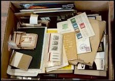 WUNDERKISTEN, NACHLÄSSE Bananenkarton mit Einsteckkarten und Tüten, 