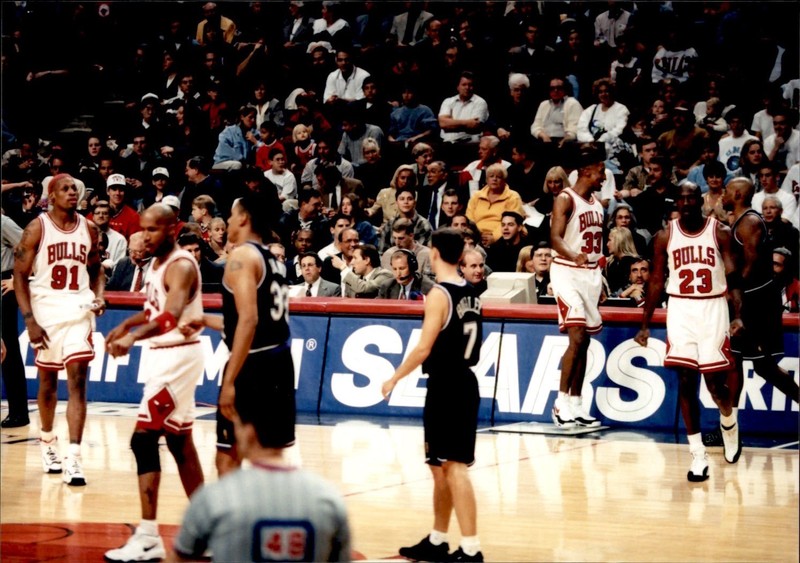 LD428 ORIGINAL 3.5"x5" PHOTO MICHAEL JORDAN #23 CHICAGO BULLS 1998 NBA CHAMPIONS