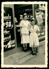 Verkäuferinnen vor Feinkost Laden - 1960er - Geschäft Beruf Arbeit - Foto 7x10cm