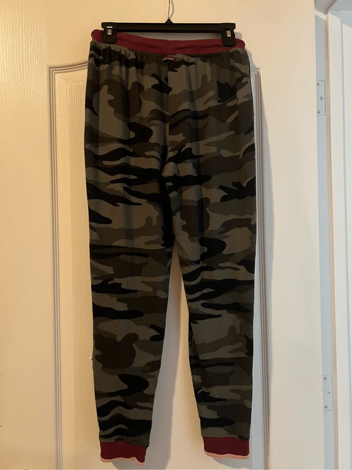 Pantalones de chándal Kensie camuflaje verde y burdeos Foto 2 de 4