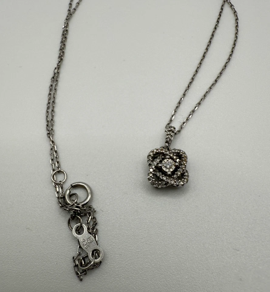 Collar de diamantes Kay Jewelers Center of Me 1/10 ct tw plata de ley 18" $299 Foto 2 de 4