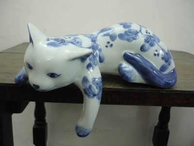 Vintage blau und weiß Blumen Keramik Katze Regal Hänger Sitter Figur Ornament