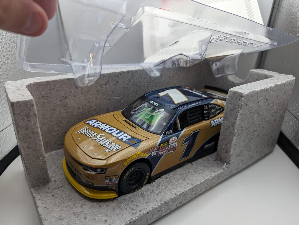 Elliot Sadler Armour #1 2017 escala 1/24 diecast autografiado con certificado de autenticidad Foto 2 de 4