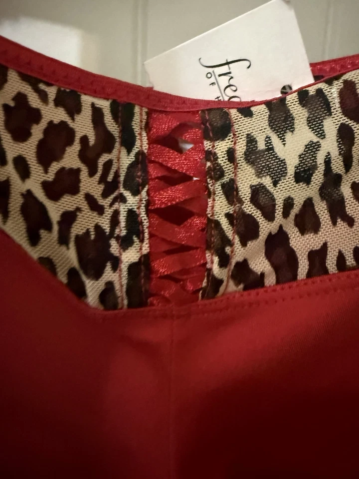 Braguita descarada de malla roja y leopardo Fredericks of Hollywood grande nueva con etiquetas Foto 3 de 4