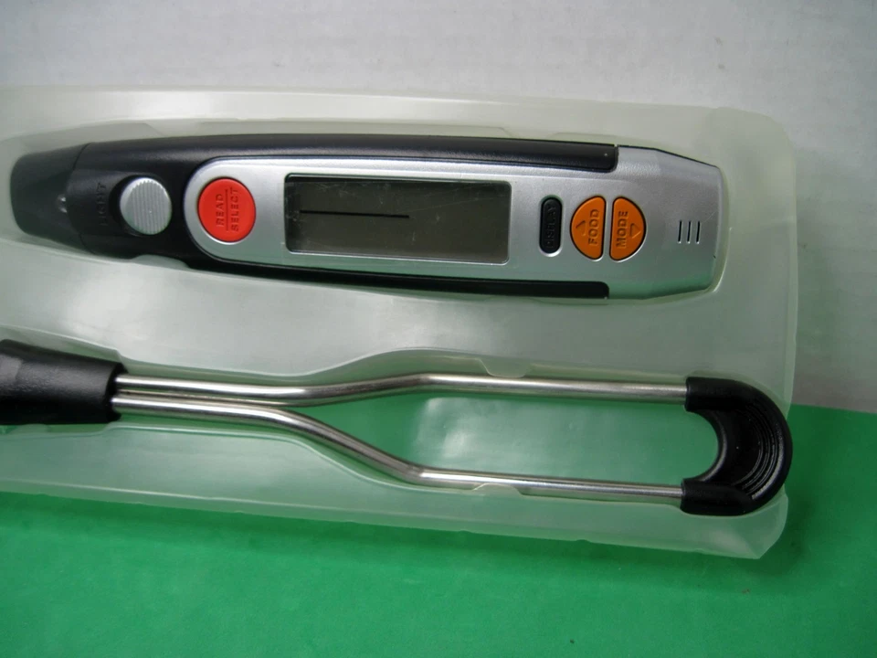 one world (Cuisinart) Digital Temperature Fork for BBQ GrillingAlarm & Light - Image 3 of 4