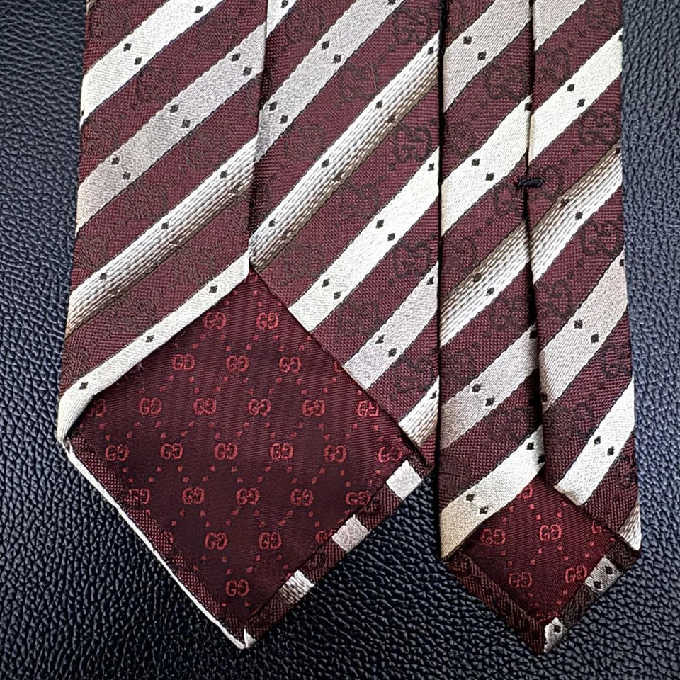 Cravatta Gucci nuova mai usata a righe rosso argento 100% seta Made in Italy - Immagine 4 di 4