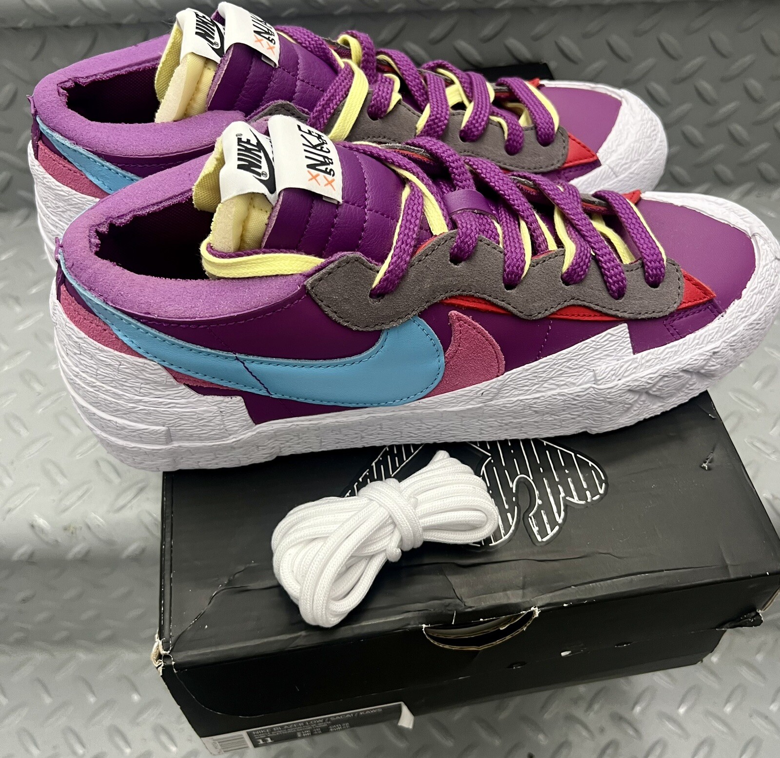 SACAI X NIKE Nike Blazer Low x Sacai x Kaws ""Purple Dusk"" DM7901 500 taglia 11 NUOVE