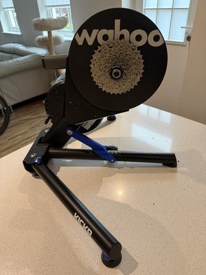 Wahoo KICKR V4 Smart Trainer + NEU Ultegra 12-fach Kassette & Nabe - Top