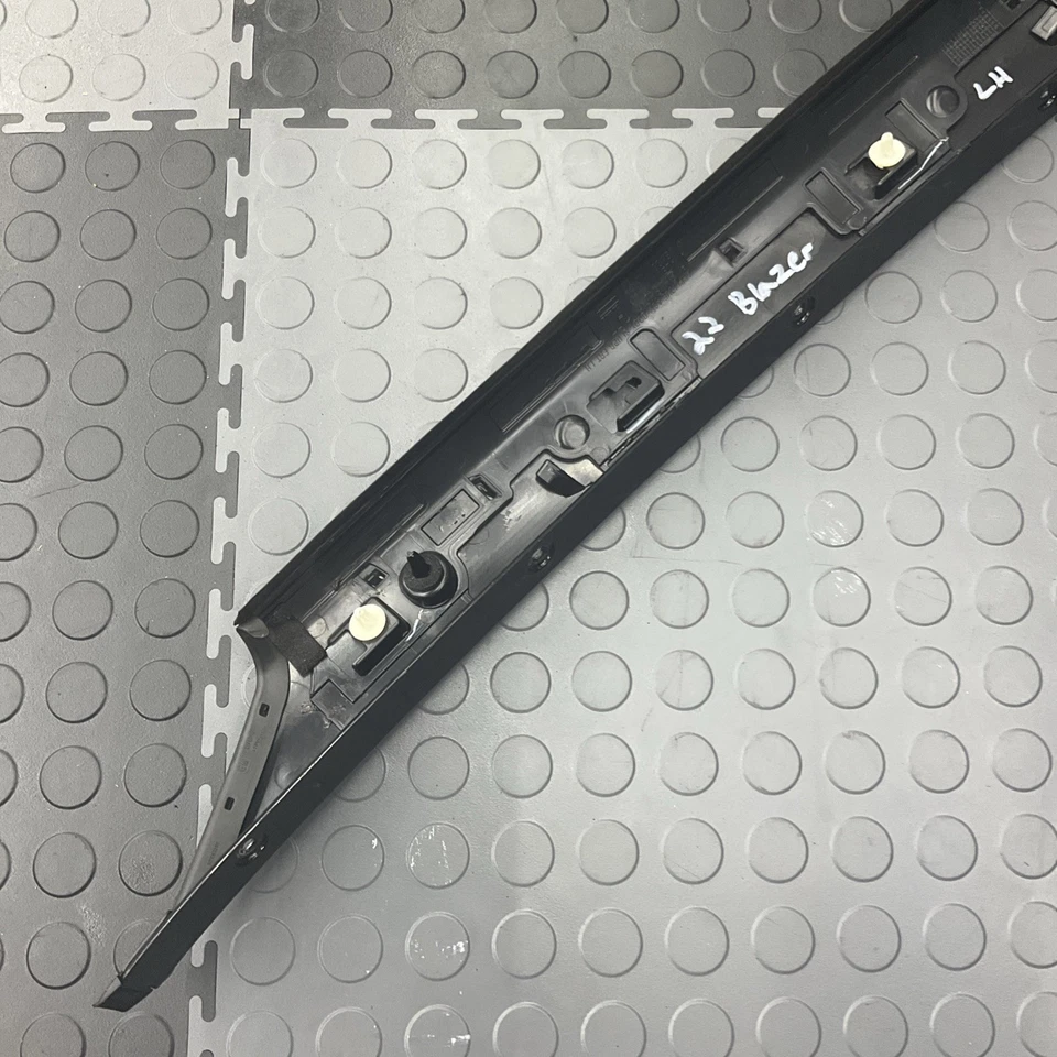 Chevrolet Blazer 2019-2023 interior del conductor moldura de pilar-84588761 Foto 4 de 4