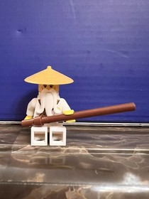 LEGO  Ninjago Master Wu White Minifigure Staff Gold Hat w Staff