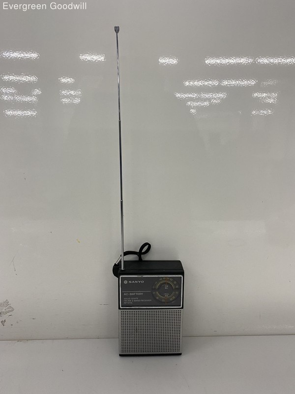 SANYO RP5115 AM/FM Transistor Radio AC/DC for parts/repair